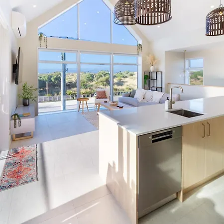 Luxury Beachside Living Elegant 3-Bedroom Haven